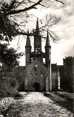 Capela de Saint-Fiacre — estilo gótico flamengo, fachada com torre sineira — Edições Gaby