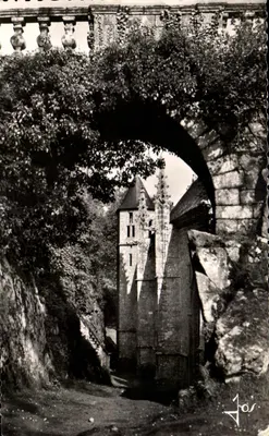 Le Faouët — A capela Santa Bárbara vista através do arco do oratório São Miguel — Edições de Arte Jos de Doré, Châteaulin