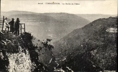 Consolação - A Roche do Padre — vista panorâmica de um promontório com três pessoas — editor não identificado