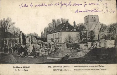 Bilhete postal antigo Suippes Casa destruída ao redor da Igreja Militaria