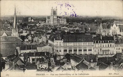Troyes — Vue sur Saint-Rémy et la Cathédrale — ND. Phot.