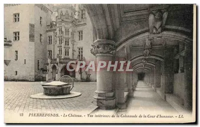 Pierrefonds - Le Château - Vue intérieure de la Colonnade de la Cour d'honneur - LL
