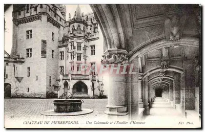 Château de Pierrefonds — Une Colonnade et l'Escalier d'Honneur — ND Phot.