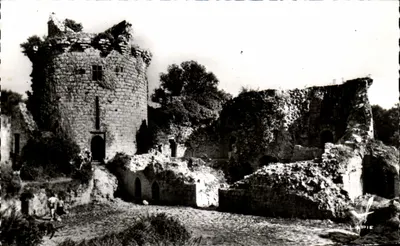 Tonquedec — O Castelo do Século XV, A Torre do Guia, Vista da Praça de Honra — Edição LAPIE