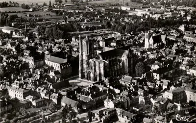 Troyes (Aube) — Vue aérienne sur la Cathédrale Saint-Pierre et Saint-Paul (XIIIe et XVIe s.) — Éditions Aériennes Combier, Imp. Macon