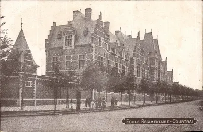 Escola Regimental - Courtrai — edifício militar com telhados inclinados e chaminé, com grupo de pessoas diante de uma cerca
