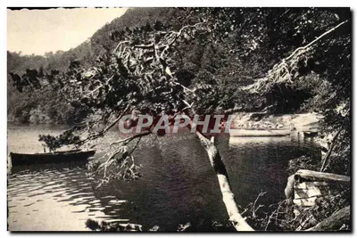 Randen van het meer Pavin — Omgeving van BESSE — Uitgaven C.A.D.S.E., Grenoble
