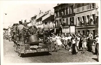 Paris — Aclamação do povo à chegada das tropas americanas — Edições S.T.L. Issy-Paris