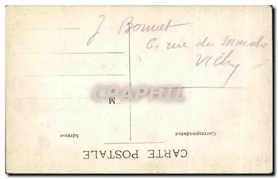 Mulher em vestido e chapéu — caminhando em um riacho florestal — Carta postal — Verso