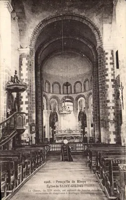 Igreja de São Gildás de Rhuy — Nave do século XII cercada por colunas com capitéis decorados com folhagens fantásticas — Editor N°45