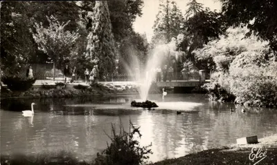 Piscina com fonte e ciprestes — Élèce — Foto verdadeira ao bromure
