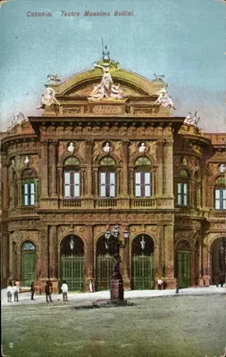Catânia. Teatro Massimo Bellini — vista do teatro decorado com esculturas e grades verdes — editor desconhecido, número de série não visível