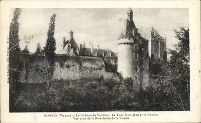 BONNES (Vienne) — O Castelo de Touffrou - A Torre de São João e o Donjon — Vista tirada da margem direita da Vienne — Jules Rohuclion, fot. Polters — 13 ter