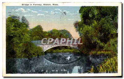 Pont dans le Fenway, Boston, Mass. — vue d’un pont en pierre sur un cours d’eau entouré de verdure — éditeur A. Israelson & Co.
