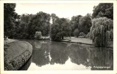 Zwolle. Potgietersingel — vista do canal cercado por árvores — editor Uitgave N.V. Hema