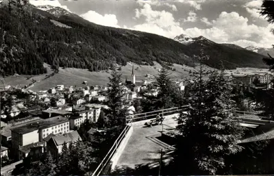 Davos — Vista da praça Davos-Platz e dos picos Jakobshorn e Leidbachhorn — Verlag Otto Furter, n° 523