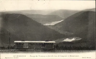 Le Hohneck — Przejazd tramwaju naprzeciw jezior Longemer i Retournemer — Wydawnictwo Bernez