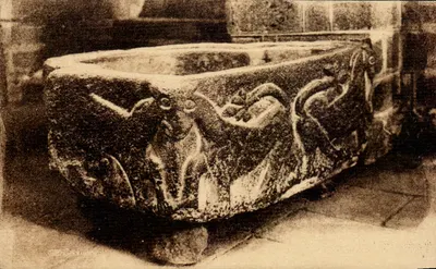 Catedral de Dorat (Haute-Vienne) — Cuve Baptismale do Século XII, servindo de Bénitier — Marcel Brulé