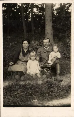 Família na floresta — fotografia em preto e branco — editor não visível