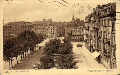 Bilhete postal antigo Thionville Place du General Hellot
