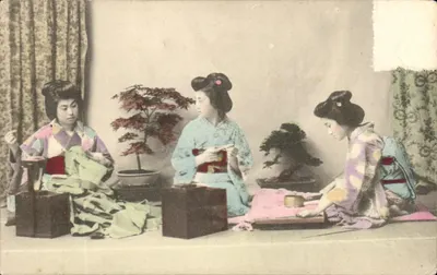 Trois jeunes femmes en kimono — scène de tissage — éditeur non visible