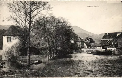 Massevaux — vista do vilarejo com o curso d'água e um ponte — editor Cartes 'La Cigogne', Strasbourg