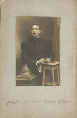 Soldado em uniforme — retrato de estúdio — J.P. Mantionore, 154, Faubourg Saint-Antoine, Paris