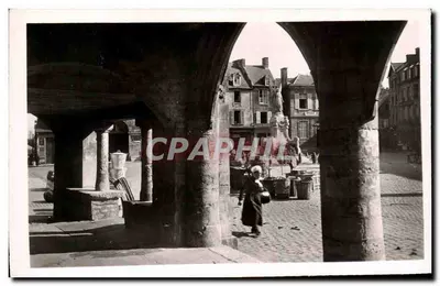 Place do Mercado em Carentan — vista sob as arcadas — editor ANDERS & POSTES