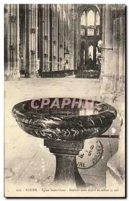 Rouen - Église Saint-Ouen - Bénitier dans lequel se reflète la nef