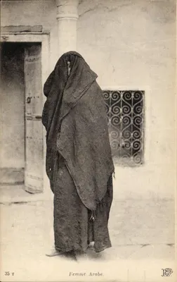 Mulher Árabe — em traje tradicional, diante de uma porta e uma janela com grades — JND 150