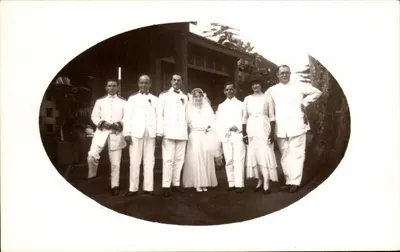 Cérémonie de mariage — groupe de personnes en tenue de cérémonie — Carte Postale