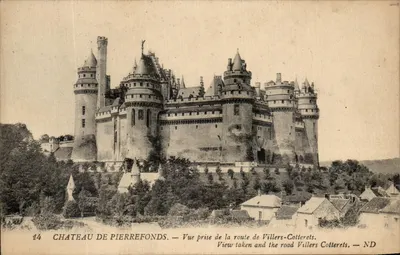 Château de Pierrefonds — Vue prise de la route de Villers-Cotterets — N°14