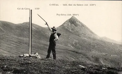 Col de Cabre — vista panorâmica com montanhas e homem com bandeira