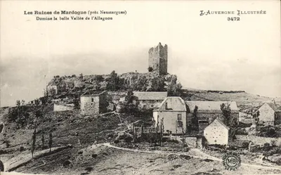 As Ruínas de Mardogne (próximo a Neussargues) — Domina a bela Vale da Allagnon — L'Auvergne Illustrée 3472