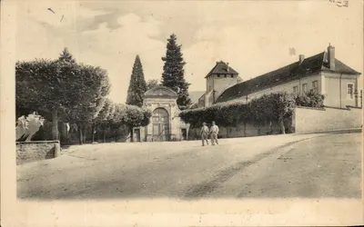 Portal e edifício do castelo de La Vallée — Évy-le-Letelier — editor não identificado, número de série não legível