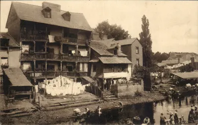 Rennes — La Château-Dauphin — vue de la rivière avec lavandières