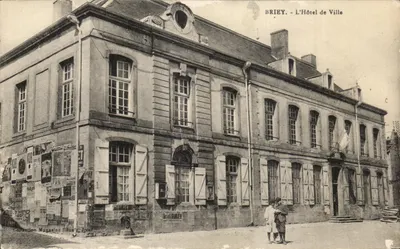Briey - O Hotel de Ville — editor Magasins Réaux, número de série não visível