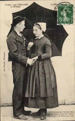 Challans e Regiões — casal sob guarda-chuva — Lib. Poulpin, Mortagne