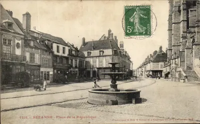Sézanne - Place de la République — vista da fonte e dos comércios — Phototypie A. Rép & Fillette à Château-Thierry