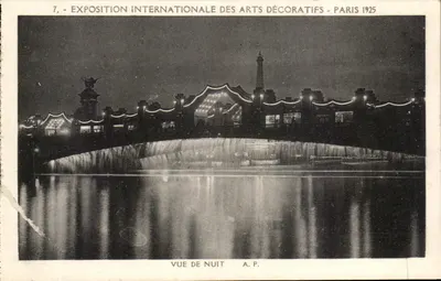 Exposition Internationale des Arts Décoratifs - Paris 1925 — Vue de nuit avec la Tour Eiffel en arrière-plan — A.P.