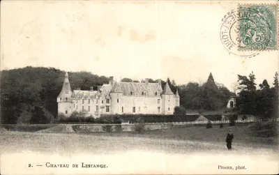 Zamek w Lestange — widok zamku z mężczyzną na tle — Pineau, fot.