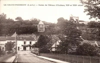 Le Grand-Pressigny (I.-et-L.) — Ruínas do Castelo de Etableau, séculos XII e XIII
