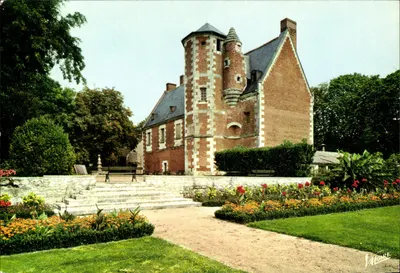 Zamek Plessis-lès-Tours — rezydencja króla Ludwika XI — wiek XV — Wydawnictwo Valoire