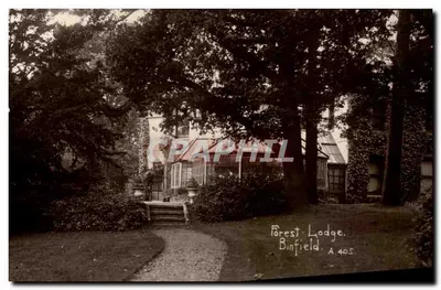 Forest Lodge, Binfield — widok domu otoczonych drzewami — wydawca A.405