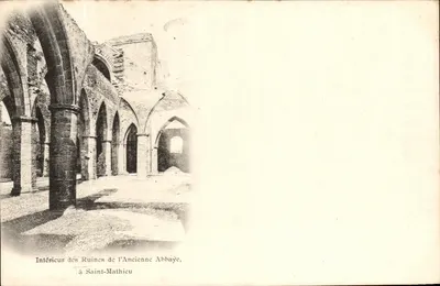 Interior das Ruínas da Antiga Abadia — em Saint-Mathieu