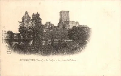 Moncontour (Vienne) — O Donjon e as ruínas do Castelo — J. Rebuchon fot. - 06