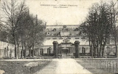 Bilhete postal antigo Verberie Castelo de Aramont Cour d'Honra