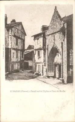 Lusignan (Vienne) - Portal sul da igreja e Praça do Mercado — J. Robucnon fot. - 81