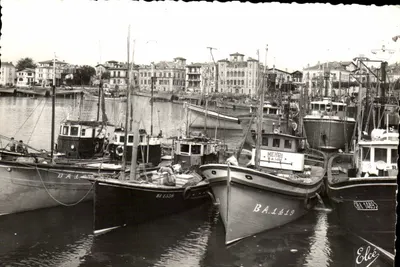 Barcos de Pesca diante da Casa da Infanta — Ciboure (Basses-Pyrénées) — L. Chatagneau