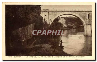 Cléron — O viaduto, no fundo, sob a arco, o castelo de Scey